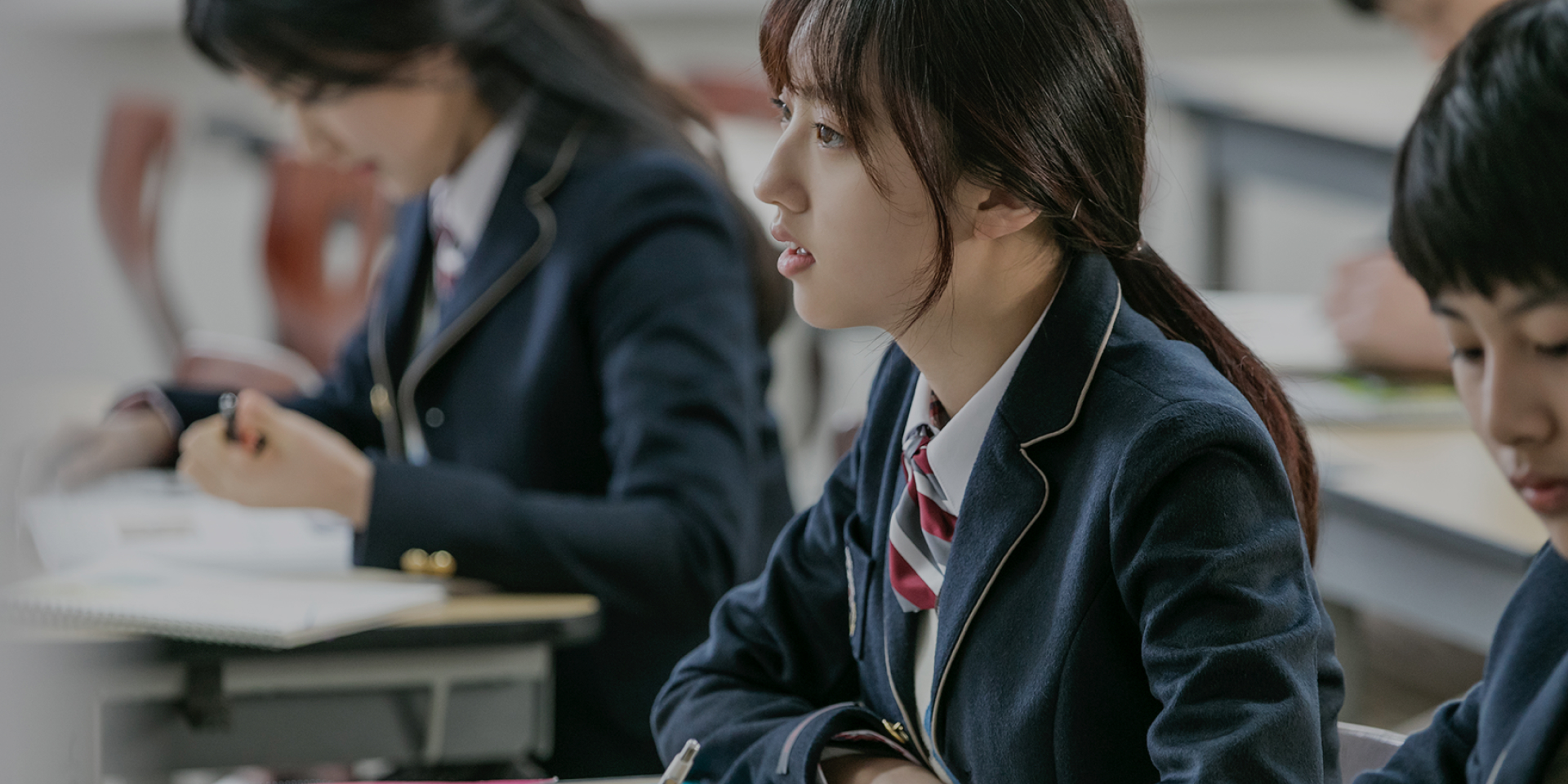 교실에서 함께 공부하며 웃고 있는 남학생과 여학생